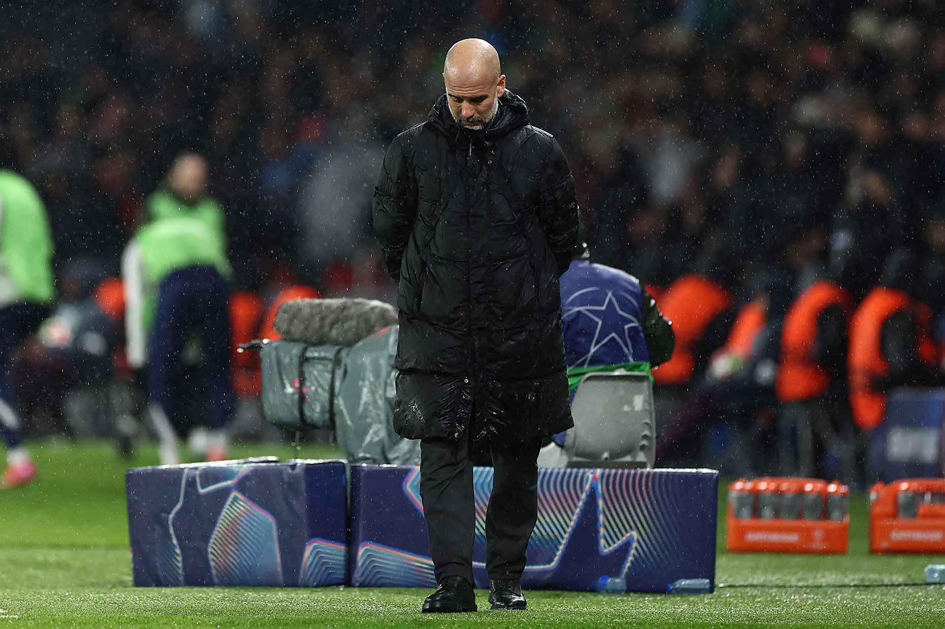 Pep Guardiola đã hết phép và đang cố gắng giữ mọi thứ không tuột quá xa khỏi tầm tay. Ảnh: AFP