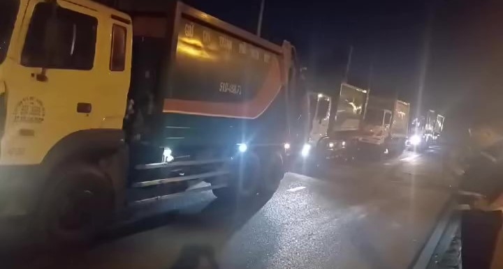 Tối 23.1, có cả trăm xe rác phải đứng đợi bên ngoài để chờ vào bãi rác Đa Phước xử lí, sự việc này đã gây ùn tắc kéo dài. Ảnh: Minh Tâm