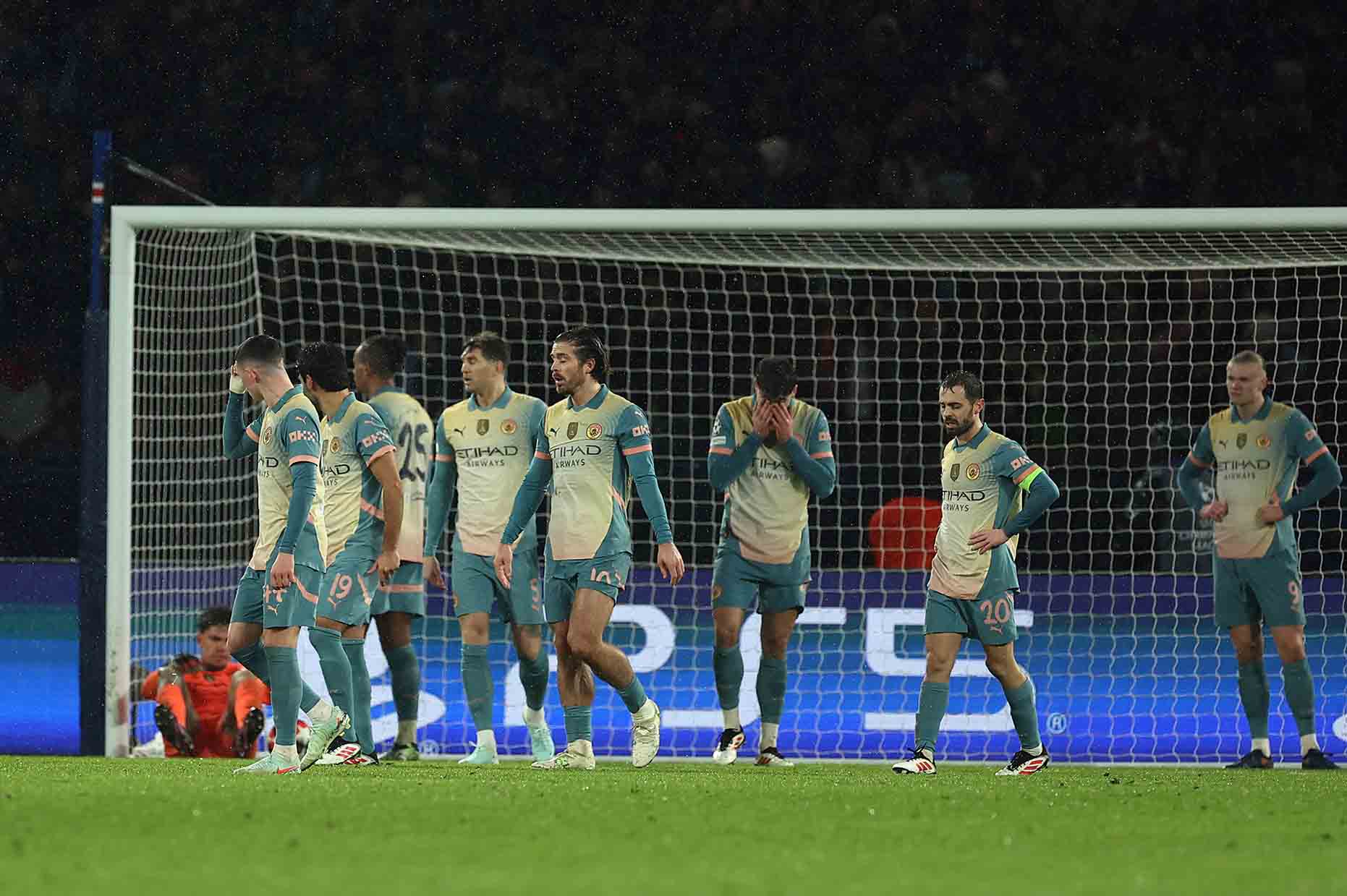 Man City đã quen với thất bại ở mùa này. Ảnh: AFP