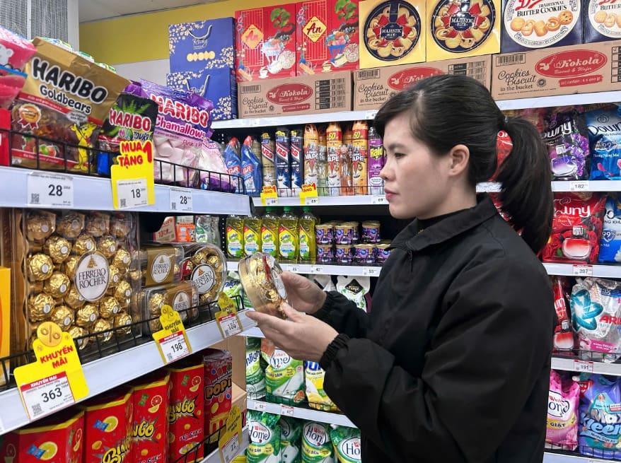 Lương thưởng giảm khiến nhiều người lao động phải thắt chặt chi tiêu cho dịp Tết Nguyên đán 2025. Ảnh: Hoài Lan