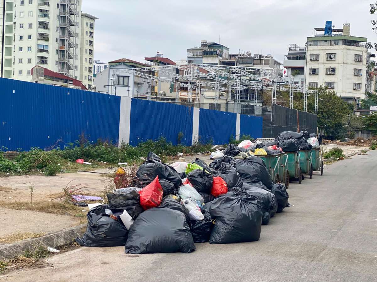 Bãi tập kết rác bên ngoài dự án gây mất mỹ quan đô thị. Ảnh: Nhật Minh