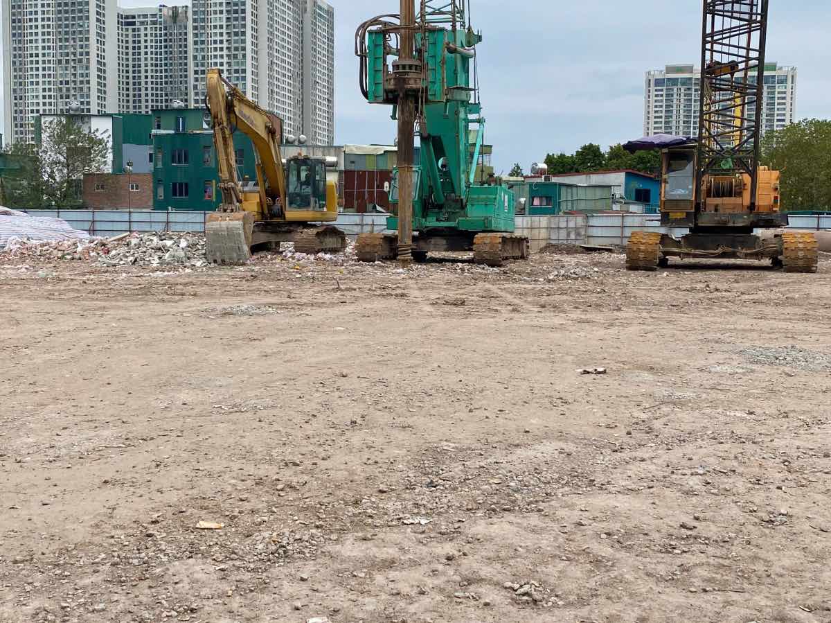 Nhiều máy xúc, cần cẩu được huy động để thực hiện dự án, tuy nhiên bên trong không có công nhân làm việc. Ảnh: Nhật Minh