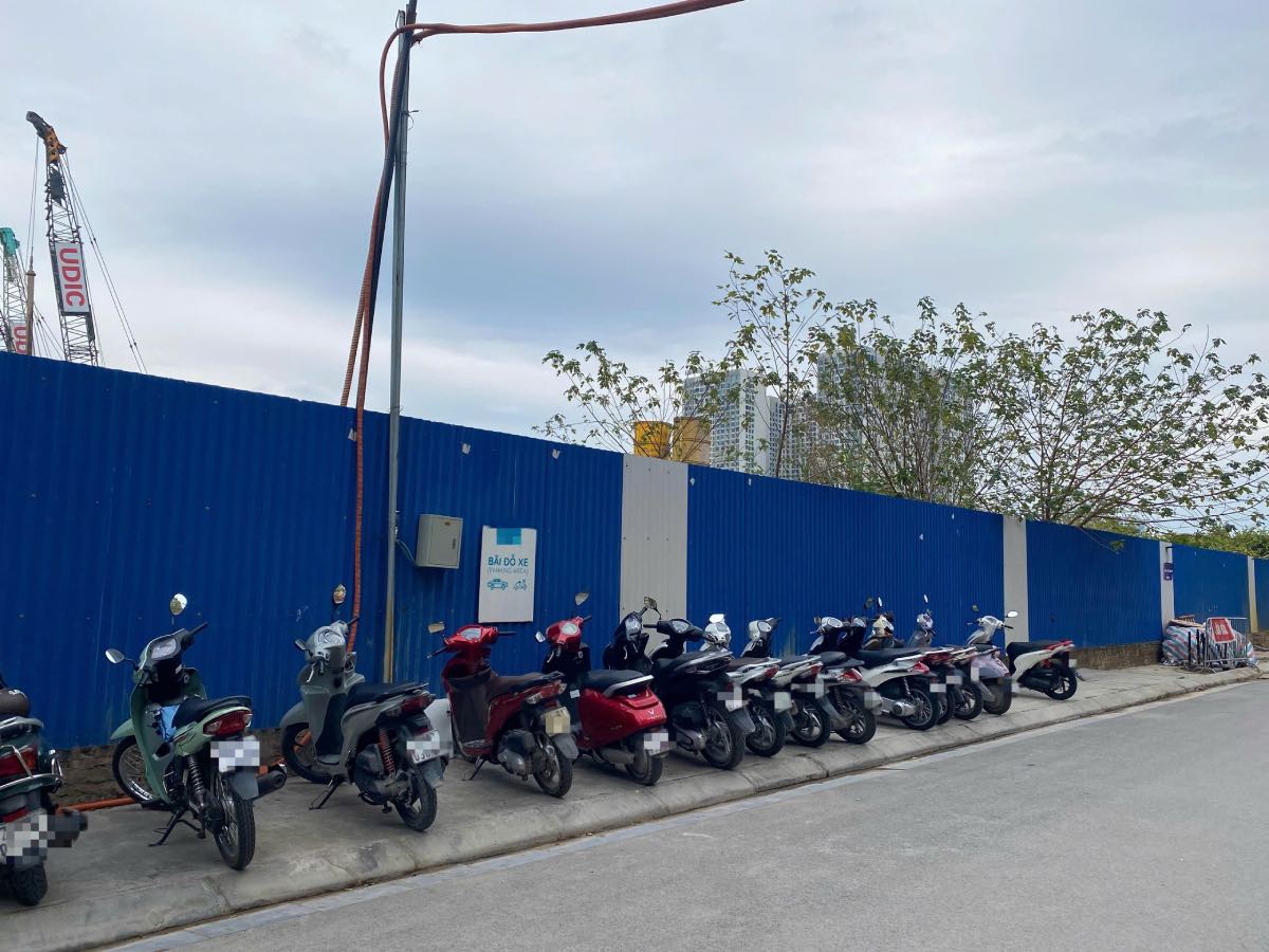 Khu vực ngoài dự án được tận dụng để trông giữ xe máy. Ảnh: Nhật Minh