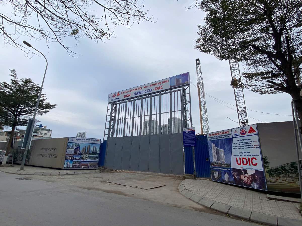 Bên ngoài dự án hiện đang được quây tôn kín mít. Ảnh: Nhật Minh