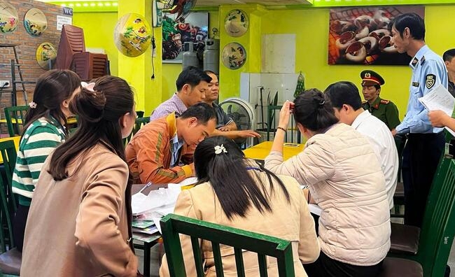 phat chu nha hang chat chem khach du lich o nha trang gan 100 trieu dong hinh 1