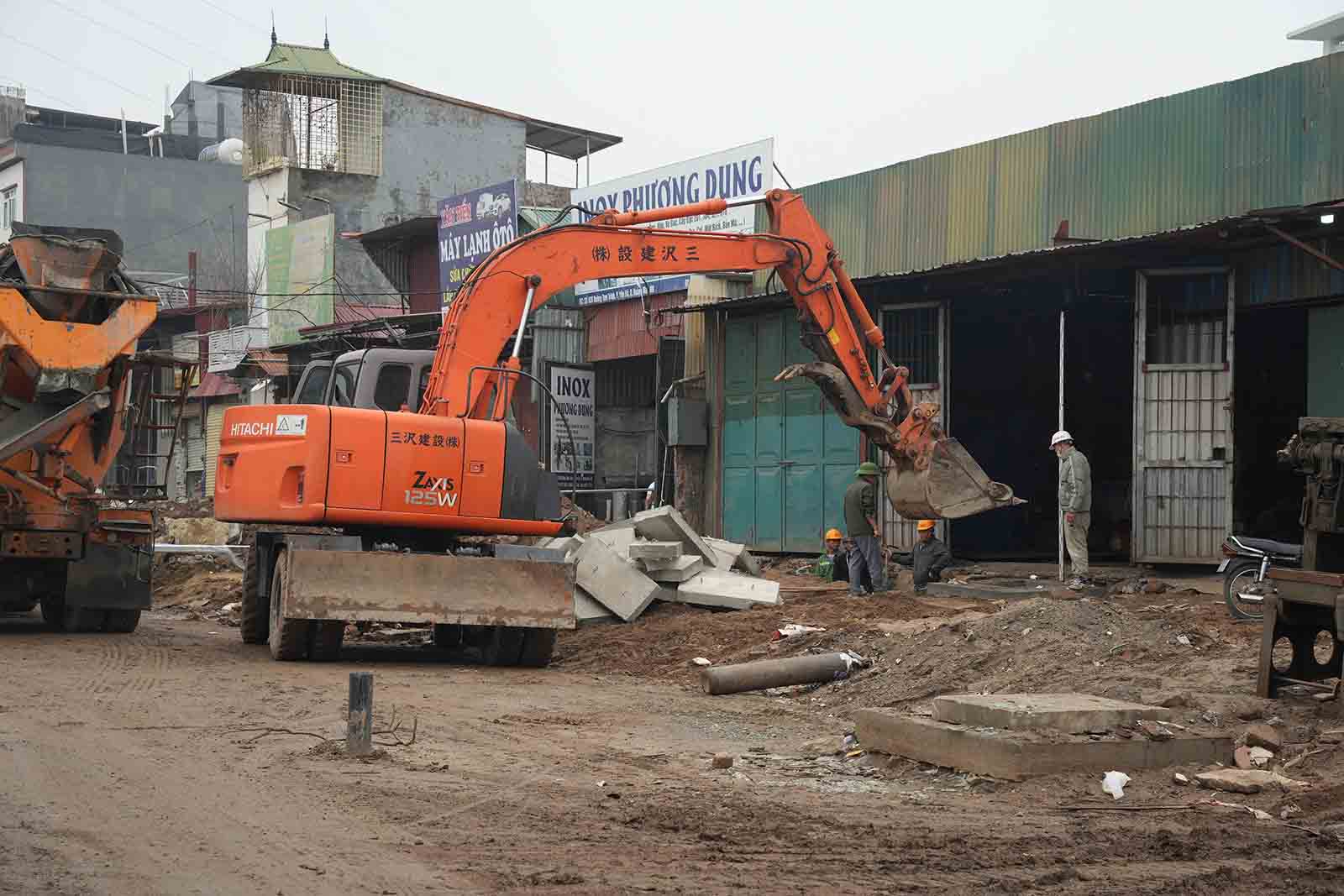 Máy móc được huy động thi công hệ thống cống thoát nước. Ảnh: Hữu Chánh