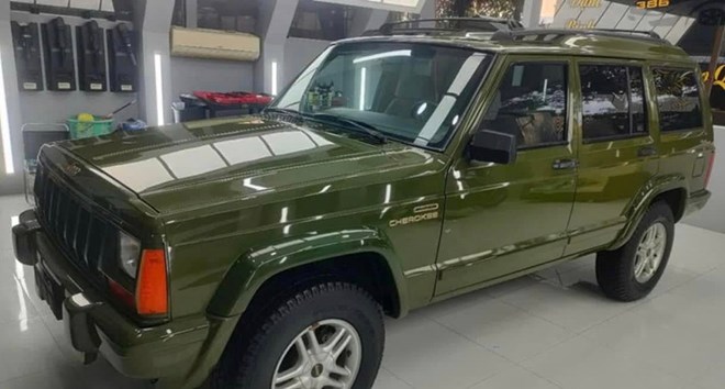 Jeep Cherokee 2001 chỉ mới chạy 1.248 km xuất hiện tại TPHCM
