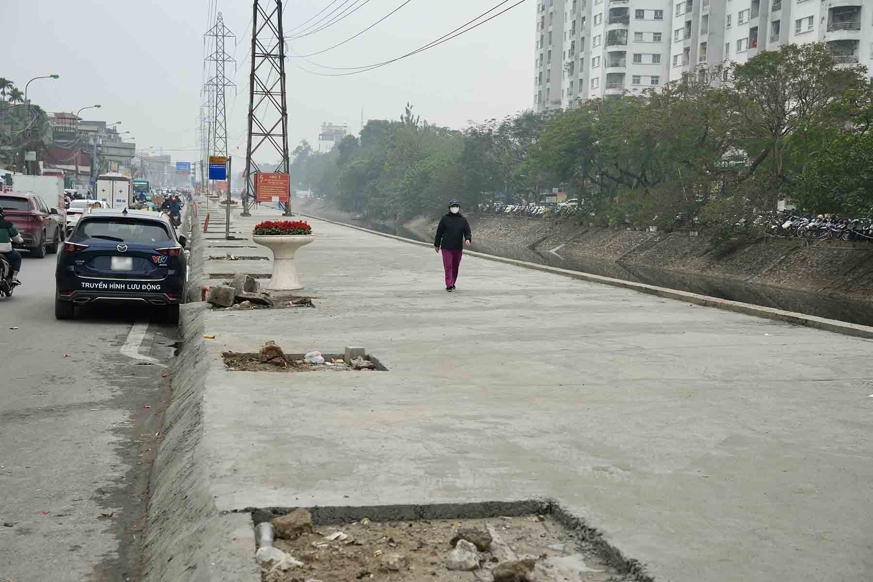 Một số đoạn vỉa hè dọc sông Kim Ngưu