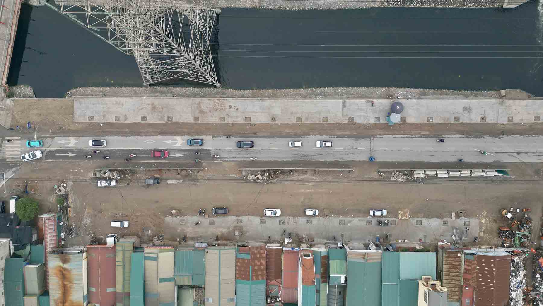 Đoạn này hiện đã có mặt bằng sạch, đang được mở rộng mặt cắt ngang lên 40m. Ảnh: Hữu Chánh