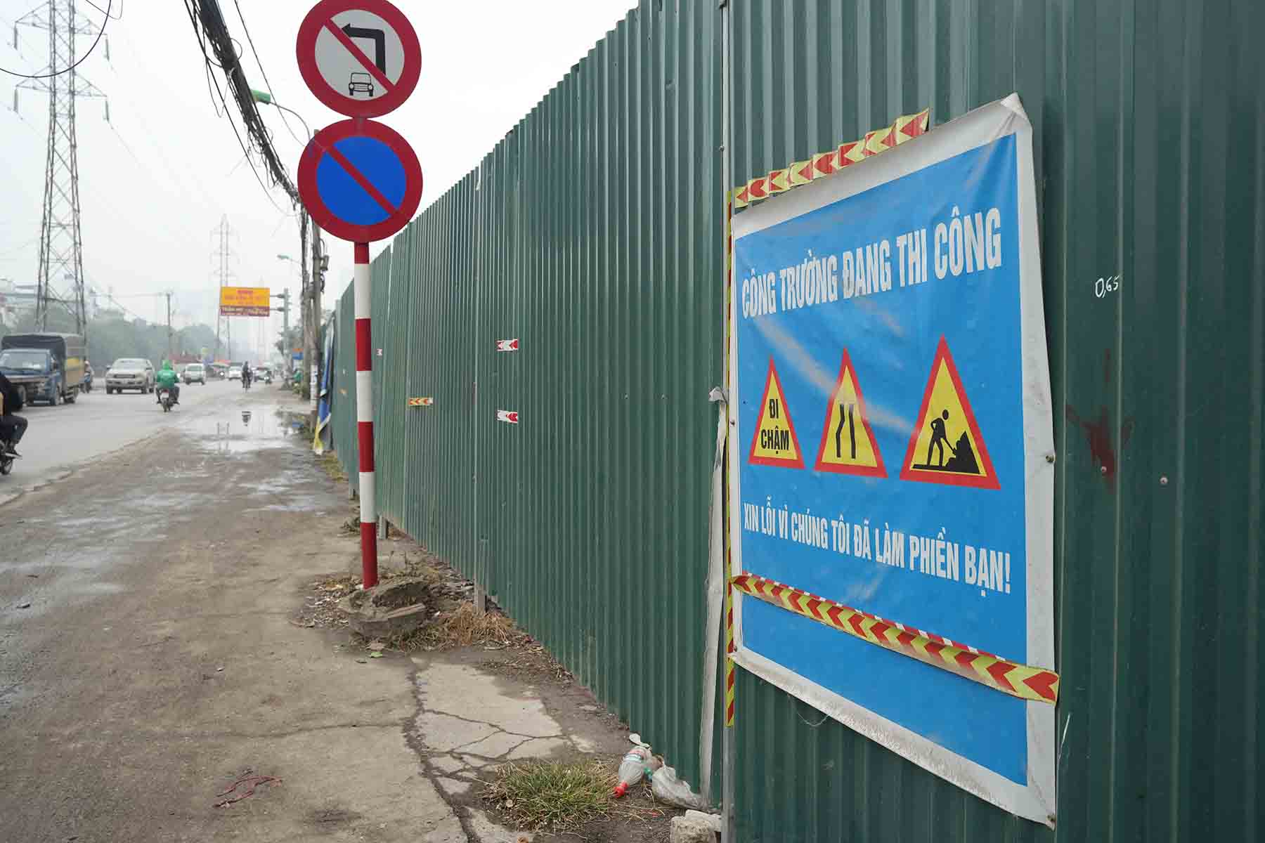 Tam Trinh là tuyến đường trọng yếu trên địa bàn quận Hoàng Mai, lưu lượng người và phương tiện tham gia giao thông lớn, điều này khiến nhà thầu vừa thi công vừa phải bảo đảm giao thông. Ảnh: Hữu Chánh
