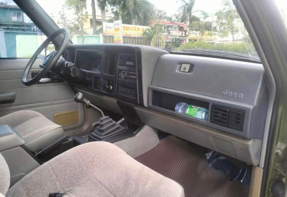 Nội thất của xe chưa có dấu hiệu hao mòn sau 24 năm. Ảnh: Liêm Nguyễn