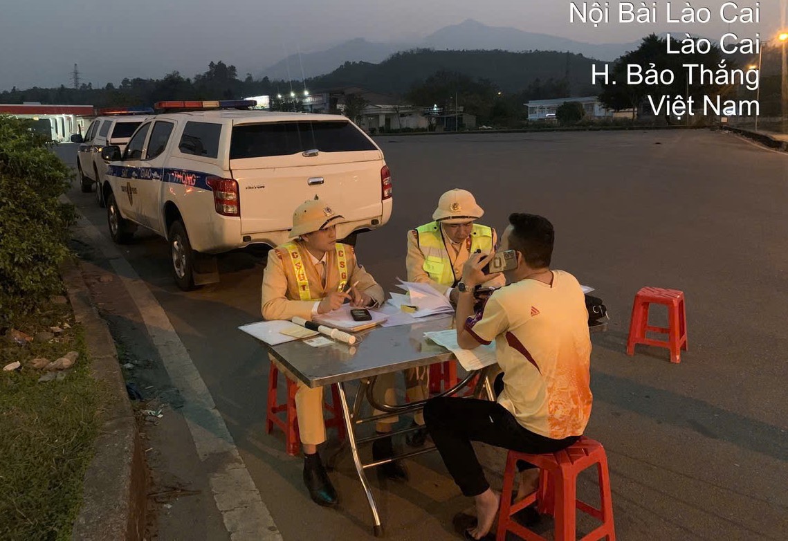 khong co bang lai tai xe dieu khien xe o to di nguoc chieu tren cao toc bi phat 54 trieu dong hinh 1