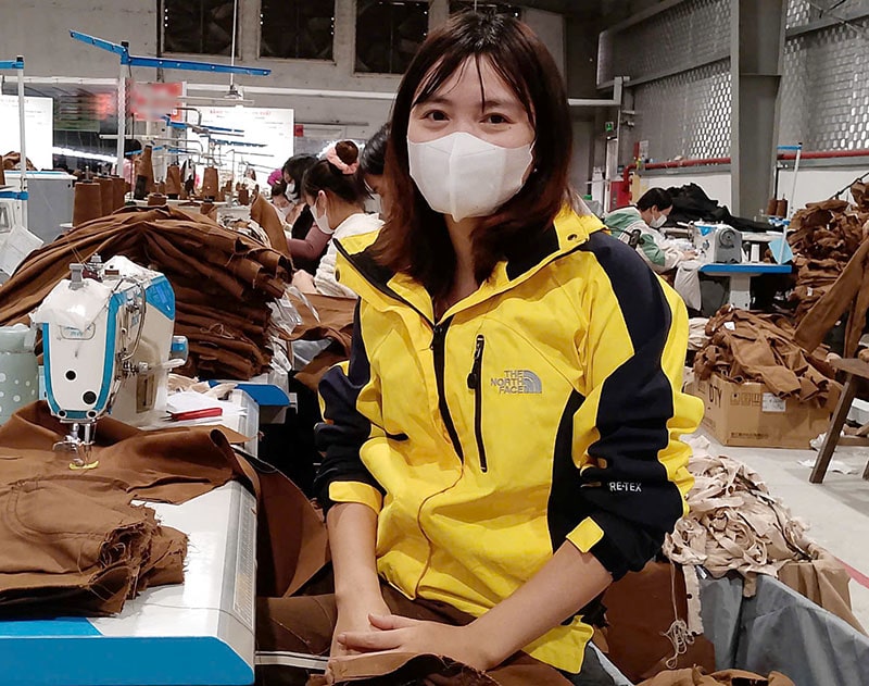 Chị Dân mong tăng lương tối thiểu vùng lên 6% hoặc bằng vùng cao hơn hiện tại. Ảnh: Mạnh Cường.