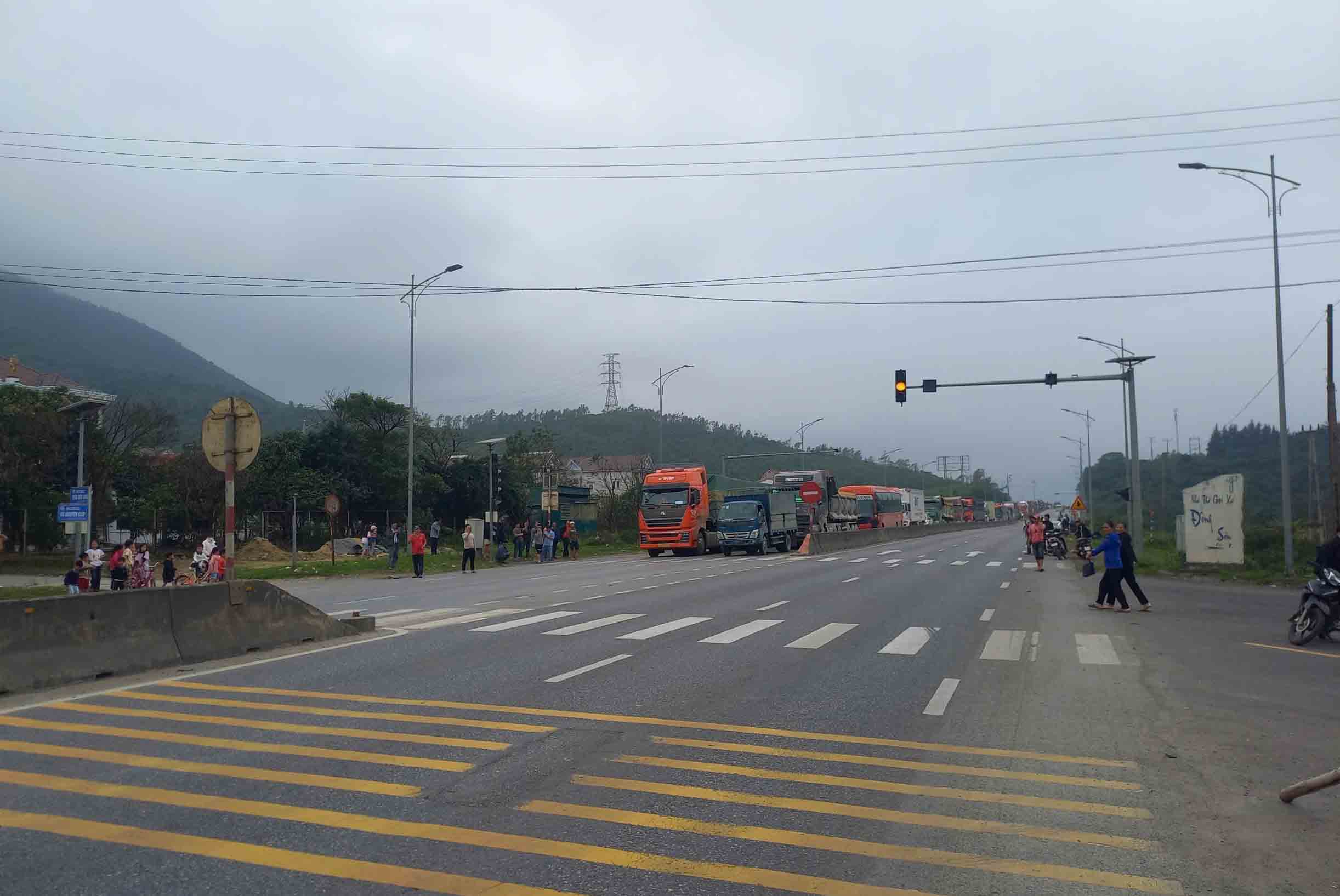 Vị trí đèn giao thông trên Quốc lộ 1 ở phường Kỳ Nam, thị xã Kỳ Anh bị lỗi hôm 22.2 khiến nhiều phương tiện không dám đi qua, gây ách tắc giao thông kéo dài. Ảnh: Kỳ Anh.