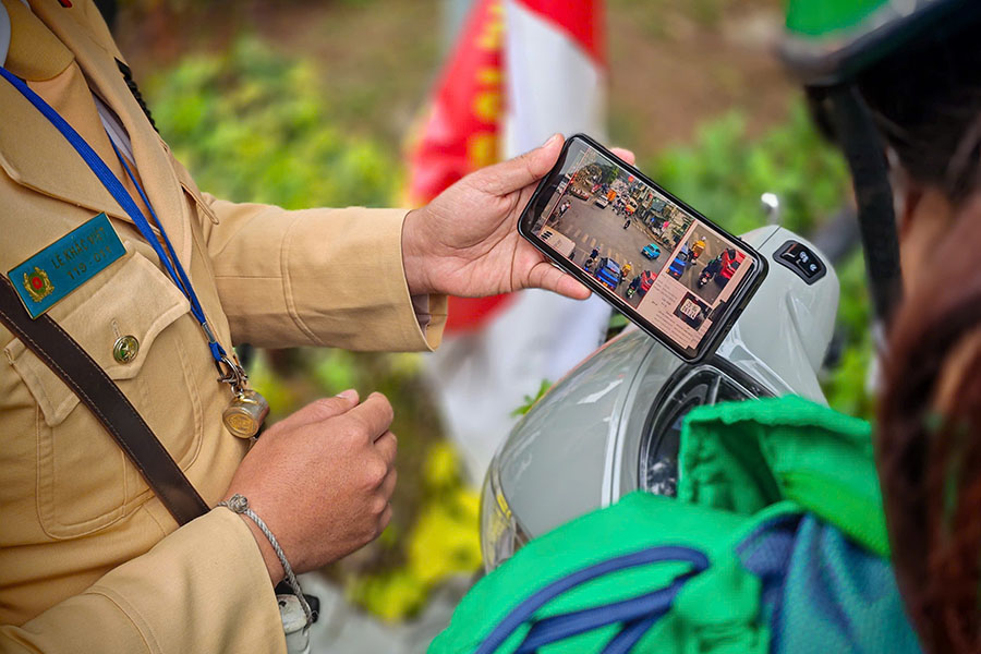 Người vi phạm được xem lại hình vi phạm khi CSGT dừng phương tiện để kiểm tra, xử lý. Ảnh: Thế Kỷ