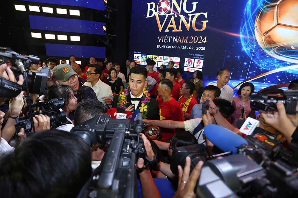 Tiến Linh trả lời phỏng vấn sau khi giành Quả bóng vàng. Ảnh: Thanh Vũ