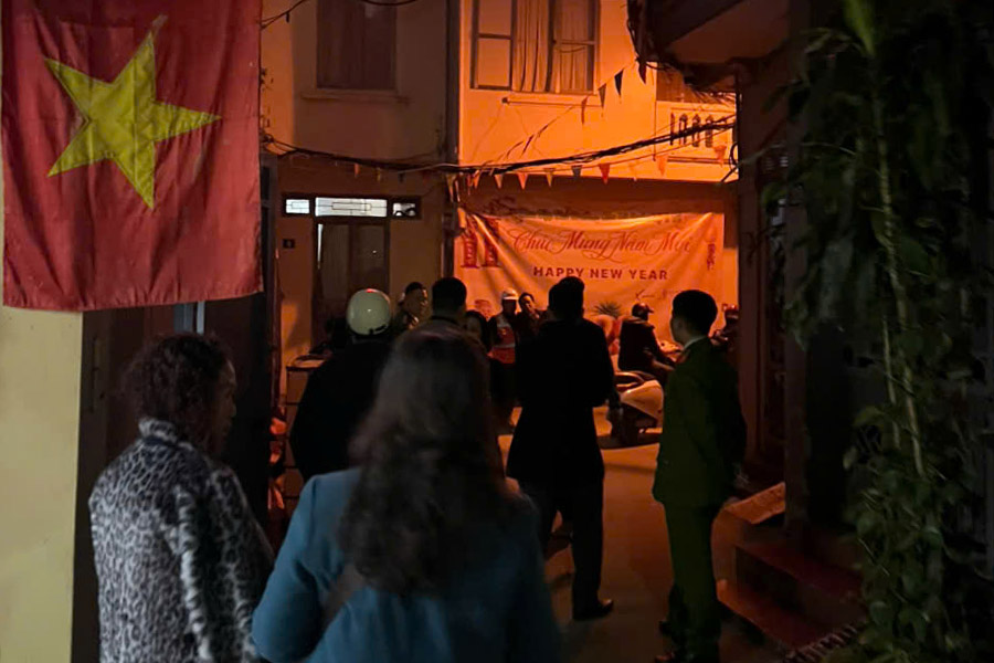 Hơn 10 hộ dân được di dời khẩn cấp trong đêm 27.2. Ảnh: Người dân cung cấp