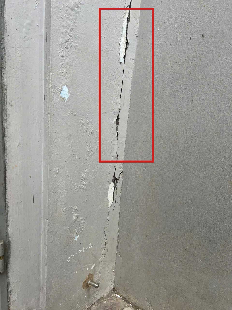 Vết nứt xuất hiện trên tường. Ảnh: Người dân cung cấp