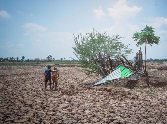 Tác phẩm Cánh chim bồ câu của tác giả Saobora Narin, đến từ Campuchia. Nhiếp ảnh gia ghi lại hình ảnh hạn hán do ảnh hưởng của khí hậu gây ra. (Ảnh: Nhật Thịnh)