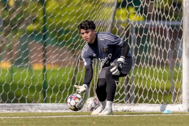 Thủ môn Việt Nam cản phá phạt đền trong trận ra mắt giải quốc tế