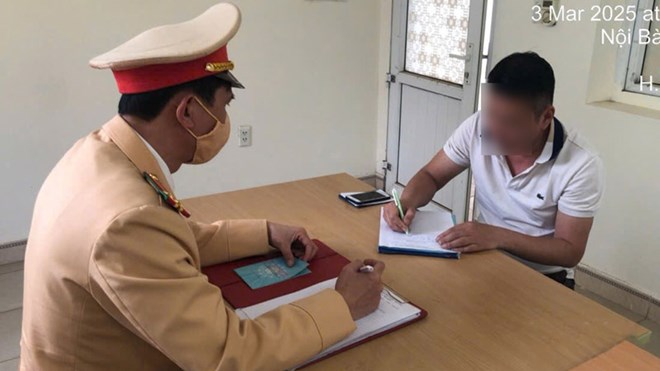 Phạt 35 triệu đồng, trừ điểm GPLX tài xế đi ngược trên cao tốc