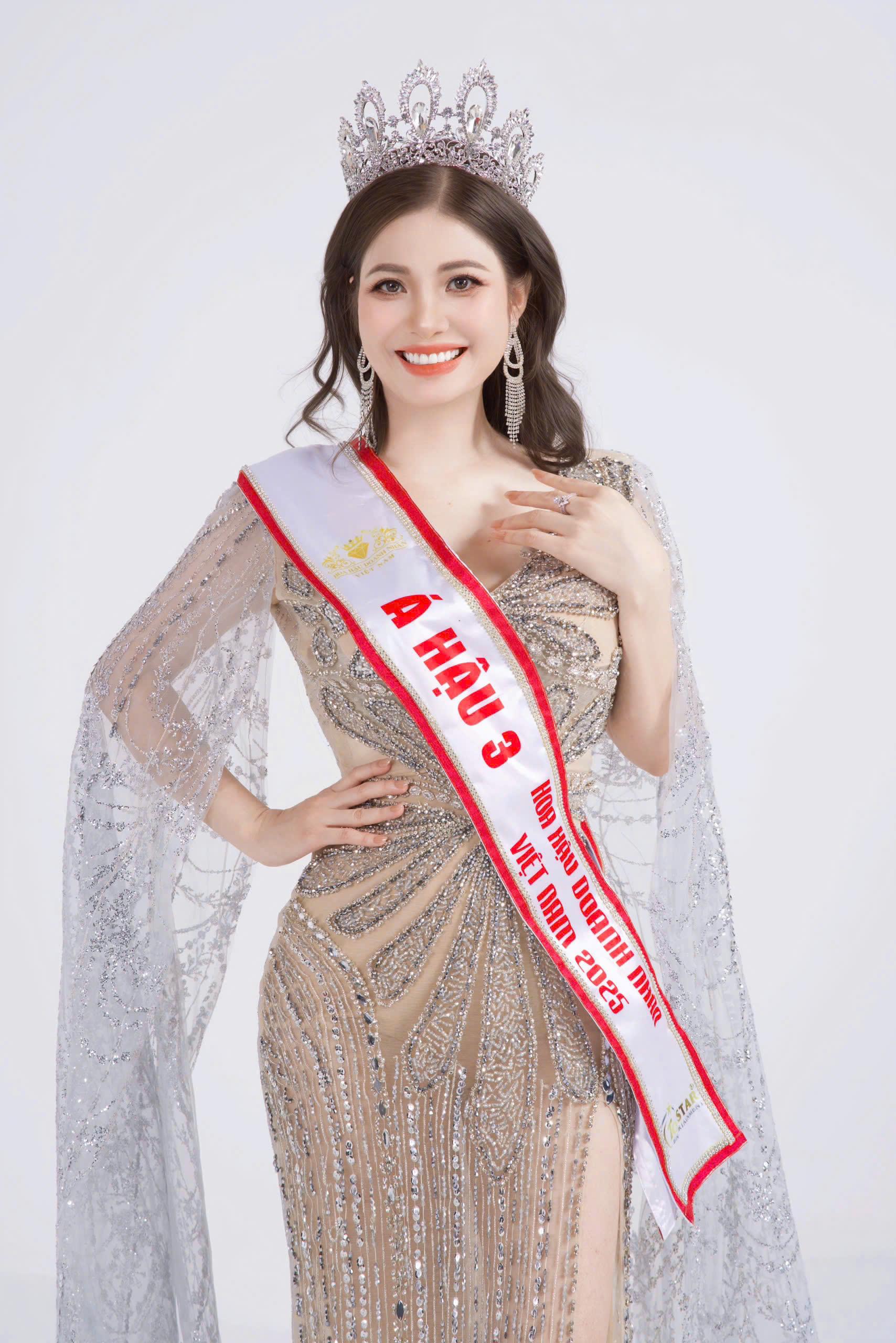 a hau pham thi phuong danh hieu la dong luc de phan dau va cong hien hinh 4