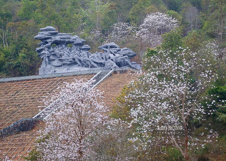 Cách TP Điện Biên Phủ khoảng 20 km, di tích đường kéo pháo thuộc xã Nà Nhạn là nơi đây đã ghi dấu sự thay đổi phương châm tác chiến của Bộ chỉ huy mặt trận từ “đánh nhanh, thắng nhanh” sang phương châm “đánh chắc tiến chắc”.