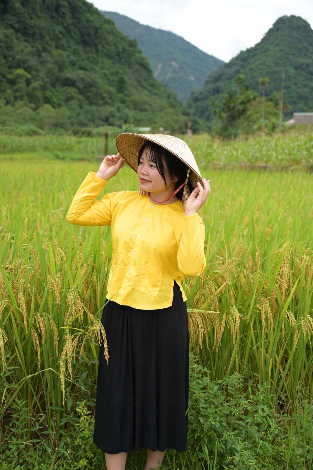 Cô gái 9x Hoàng Thị Xới là người mở homestay đầu tiên ở Lâm Thượng, Lục Yên, Yên Bái. Ảnh: NVCC