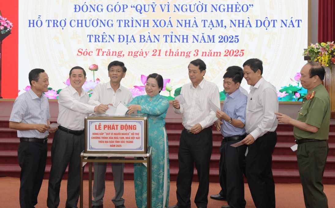 Các đại biểu tham dự đóng góp trực tiếp tại buổi lễ. Ảnh: Phương Anh