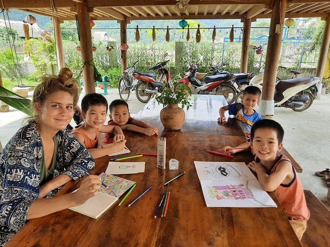 Xới không chỉ dẫn khách nước ngoài về nhà mà còn tổ chức các lớp học miễn phí cho trẻ em bản Tông Pắng. Ảnh: NVCC