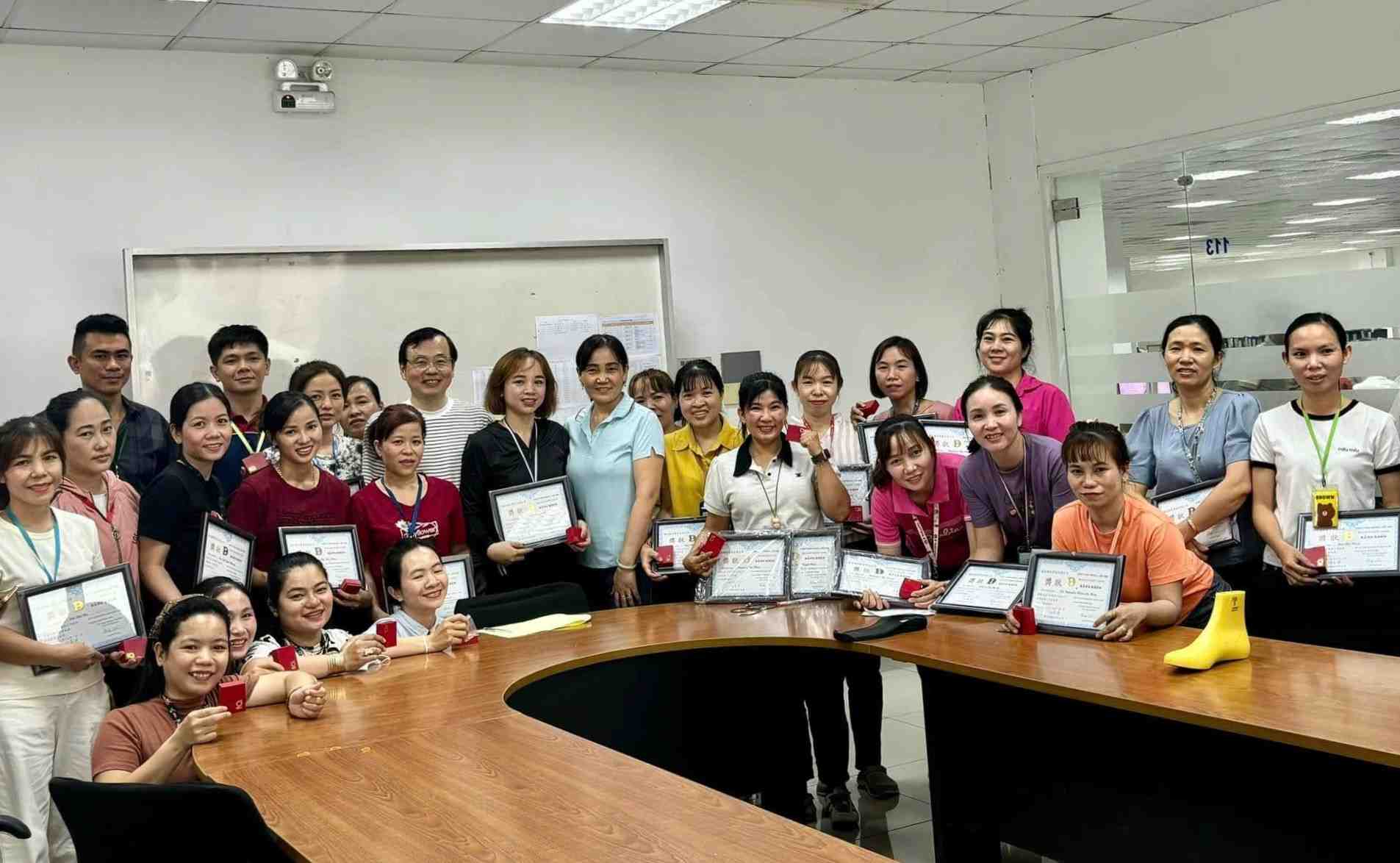 Những lao động gắn bó 10 năm được tặng vàng, mỗi người 1 chỉ vàng 24K.Ảnh: CĐCS cung cấp