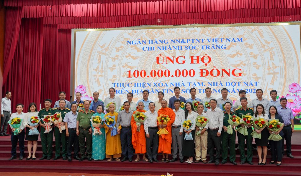 Lãnh đạo Tỉnh ủy, HĐND, UBND, UB MTTQ Việt Nam tỉnh Sóc Trăng tặng hoa cám ơn các đơn vị ủng hộ Quỹ Vì người nghèo triển khai Chương trình xóa nhà tạm, nhà dột nát trên địa bàn tỉnh. Ảnh: Phương Anh