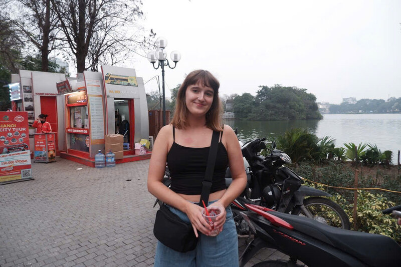 Chị Emma nhận xét cà phê Việt Nam vượt xa cà phê Úc. Ảnh: Tường Vy