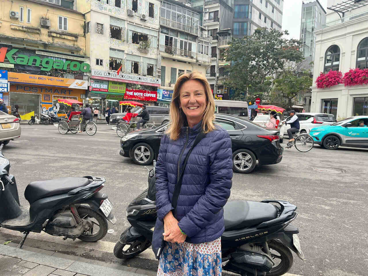 Du khách Đức mê mẩn hương vị cà phê trứng của Việt Nam. Ảnh: Tường Vy