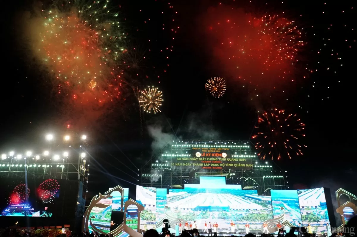 Màn bắn pháo hoa kéo dài trong 15 phút với 1.000 quả pháo hoa tầm cao và 120 giàn pháo hoa tầm thấp.