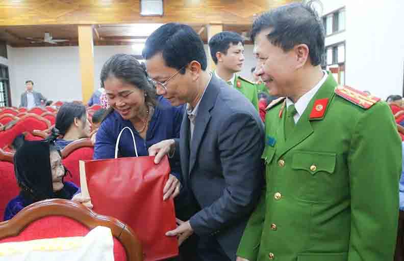 Chủ tịch UBND Thành phố Hà Tĩnh Nguyễn Trọng Hiếu tặng quà cho mẹ liệt sĩ đến lấy mẫu ADN. Ảnh: Công an Hà Tĩnh.