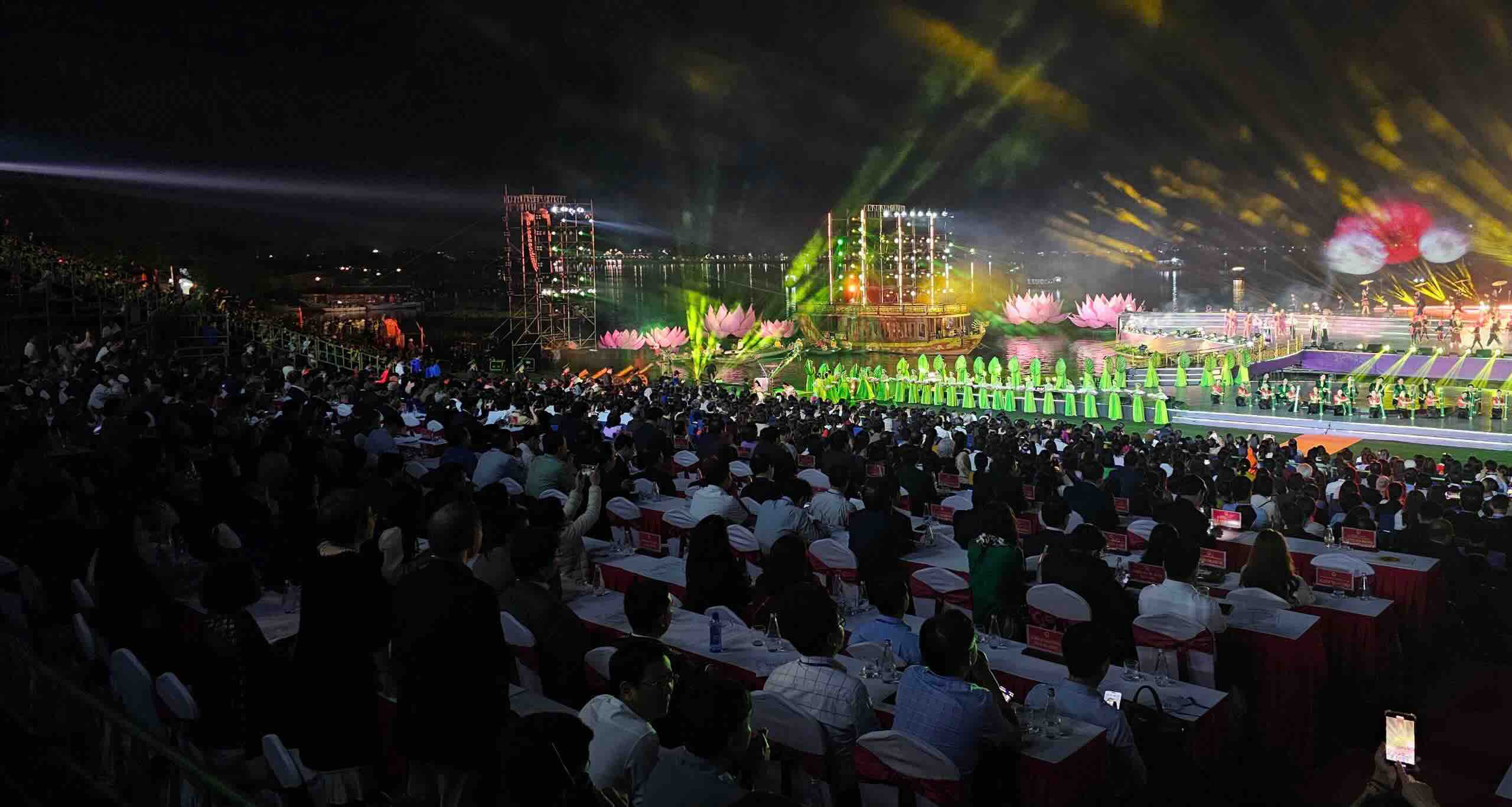 Chương trình thu hút khoảng hơn 5.000 khán giả theo dõi. Ảnh: Phúc Đạt.