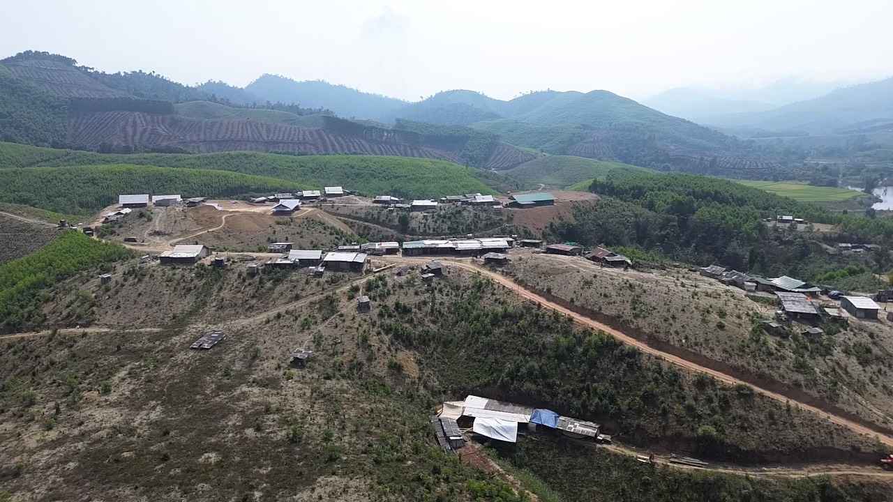 Toàn bộ khu vực hai bên đường Đông Trường Sơn đều thuộc diện đất rừng, đất lâm nghiệp. Ảnh: Bảo Trung