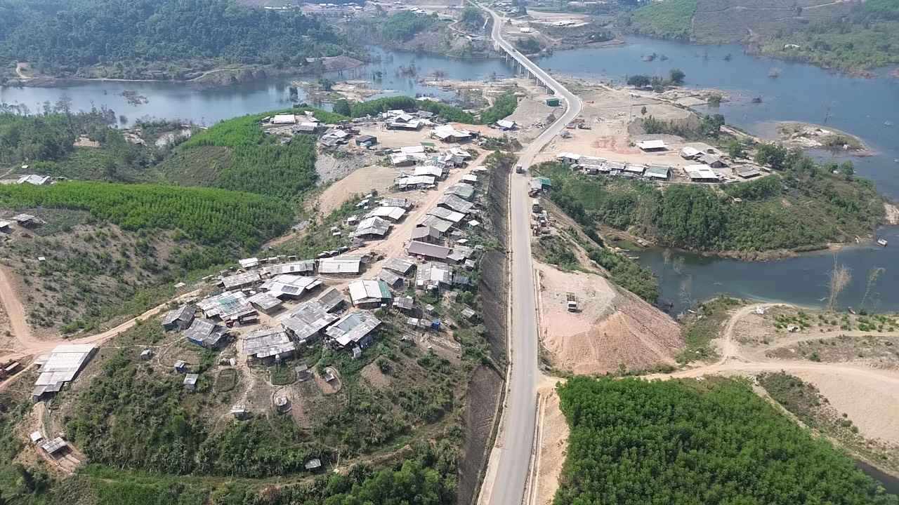 Người dân định cư trái phép ở khu vực đường Đông Trường Sơn. Ảnh: Bảo Trung