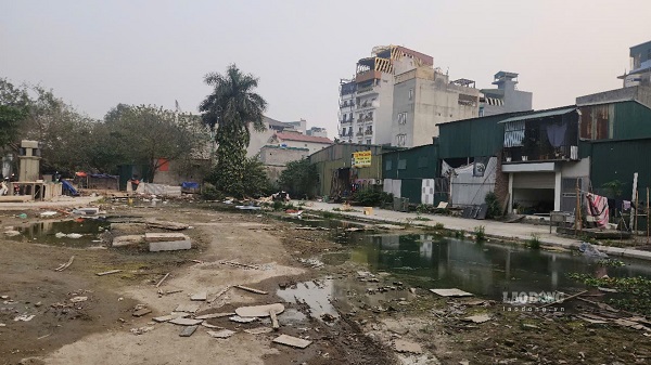 Dự án dở dang do vướng mặt bằng biến thành thùng vũng ô nhiễm nghiêm trọng. Ảnh: Minh Hạnh chụp 15h30 ngày 25.3.