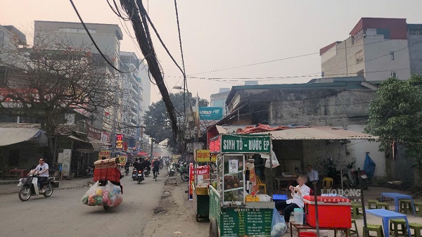 Hàng quán lấn chiếm đường đi của người dân. Ảnh: Minh Hạnh