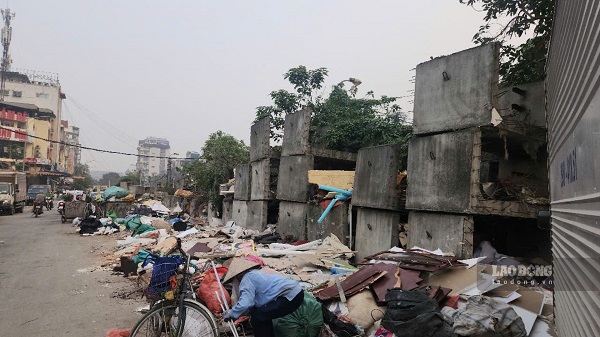 Dự án trở thành nơi tập kết rác thải gây ô nhiễm môi trường. Ảnh: Minh Hạnh