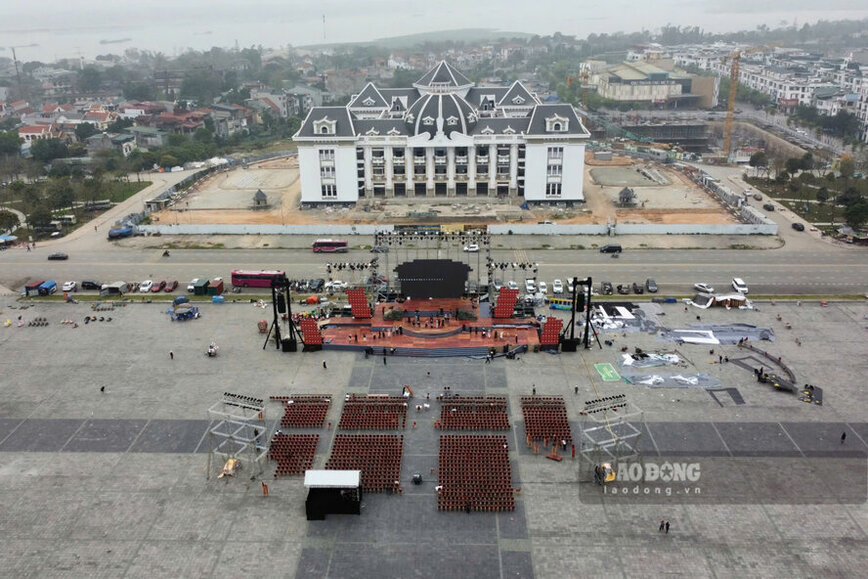 Sân khấu được bố trí trong không gian rộng lớn của Quảng trường Hùng Vương. Ảnh: Tô Công.