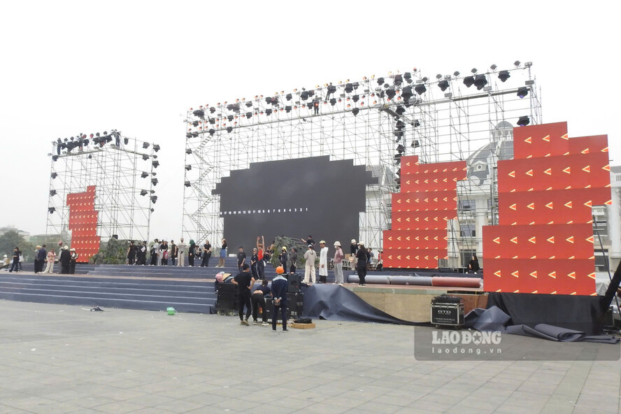 Khu vực biểu diễn rất rộng rãi để phục vụ các tiết mục có đông nghệ sĩ, diễn viên tham gia. Ảnh: Tô Công.