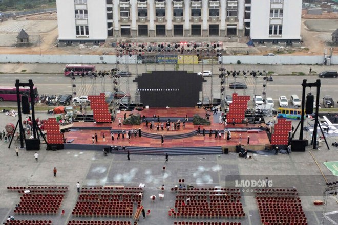 Sân khấu hoành tráng chuẩn bị lên đèn ở Phú Thọ trước Giỗ Tổ