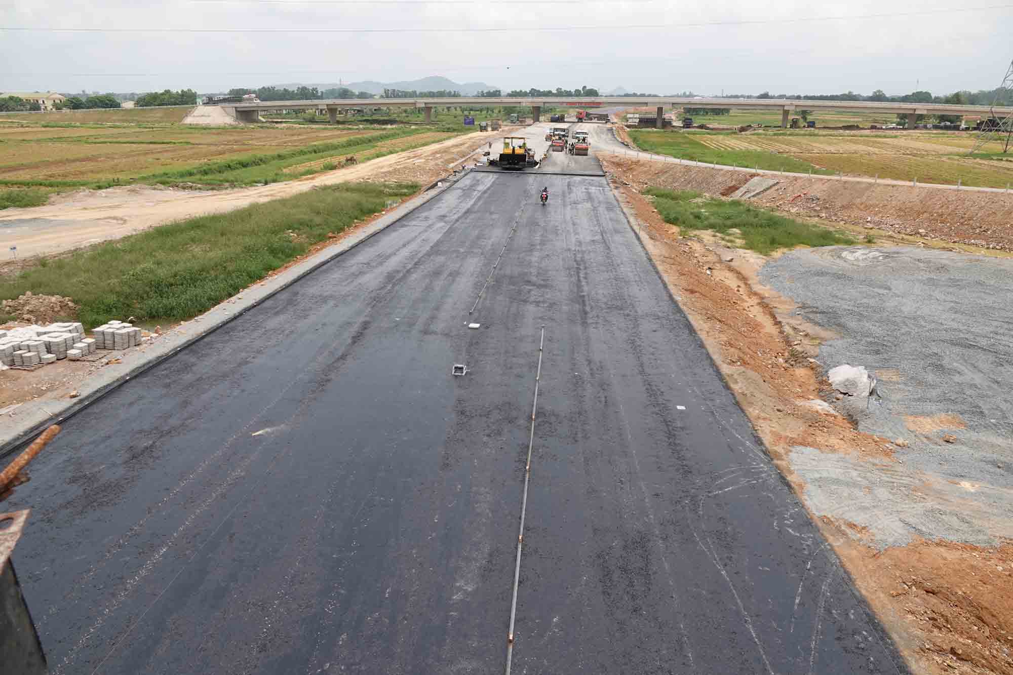 Thi công cao tốc Bắc - Nam tại xã Thanh Bình Thịnh, huyện Đức Thọ. Ảnh: Trần Tuấn.