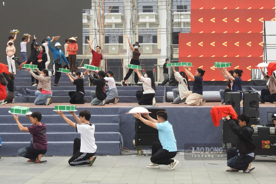 Các diễn viên hăng say tập luyện. Ảnh: Tô Công.