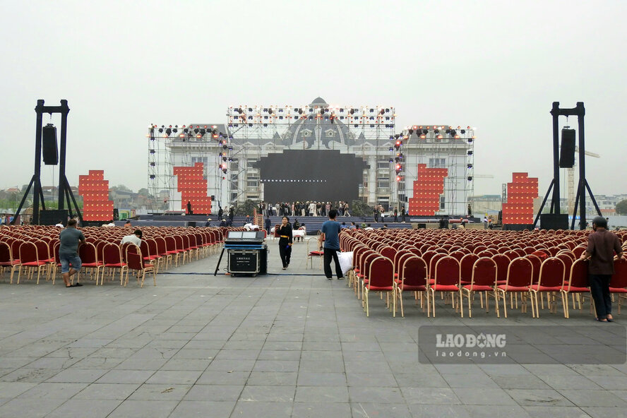 Sân khấu có màn hình led lớn ở trung tâm. Ảnh: Tô Công.
