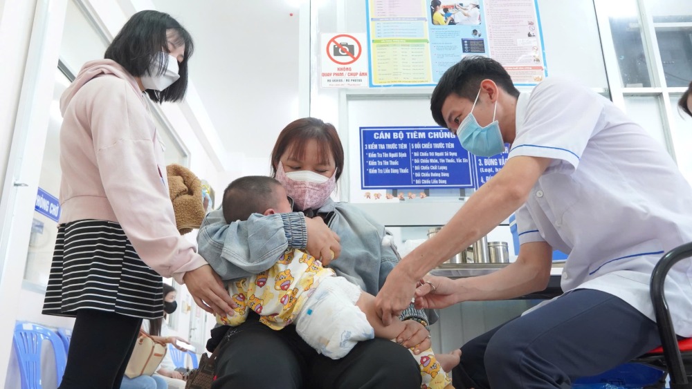 Phụ huynh đưa con đi tiêm vaccine phòng bệnh tại CDC Cần Thơ. Ảnh: Yến Phương