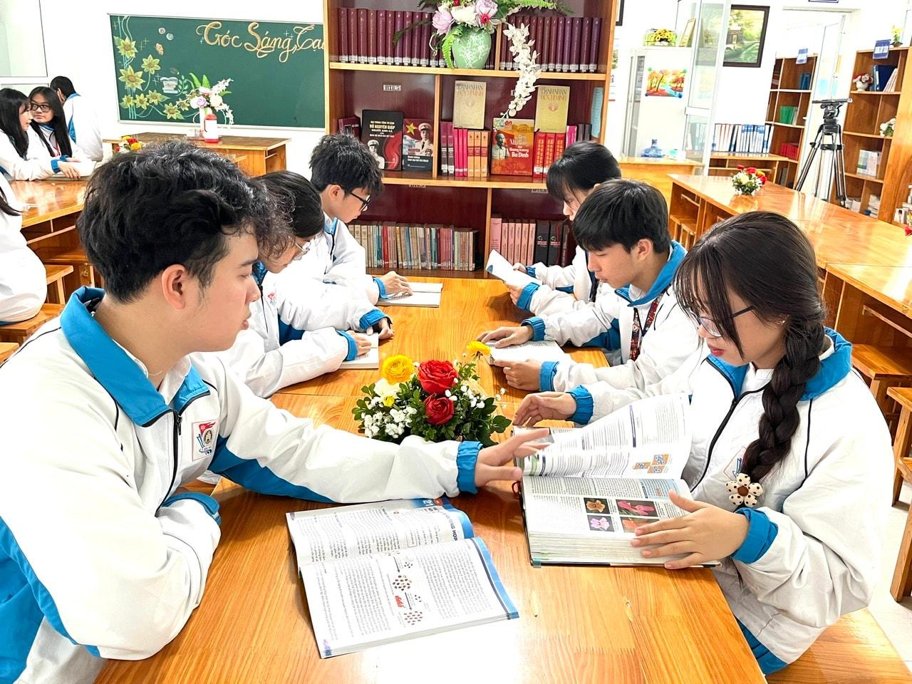 Học sinh Trường THPT chuyên Sơn Tây (thị xã Sơn Tây) tự học trong thư viện.